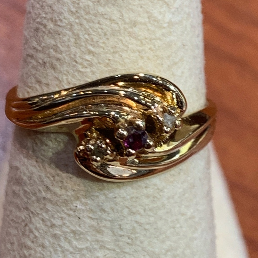 Elegant Gold Women's Ring size 8